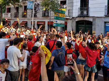 Espanhóis celebram título da Copa do Mundo pelas ruas de Madri