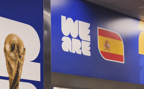 Bandeira da Espanha no vestiário do SoFi Stadium