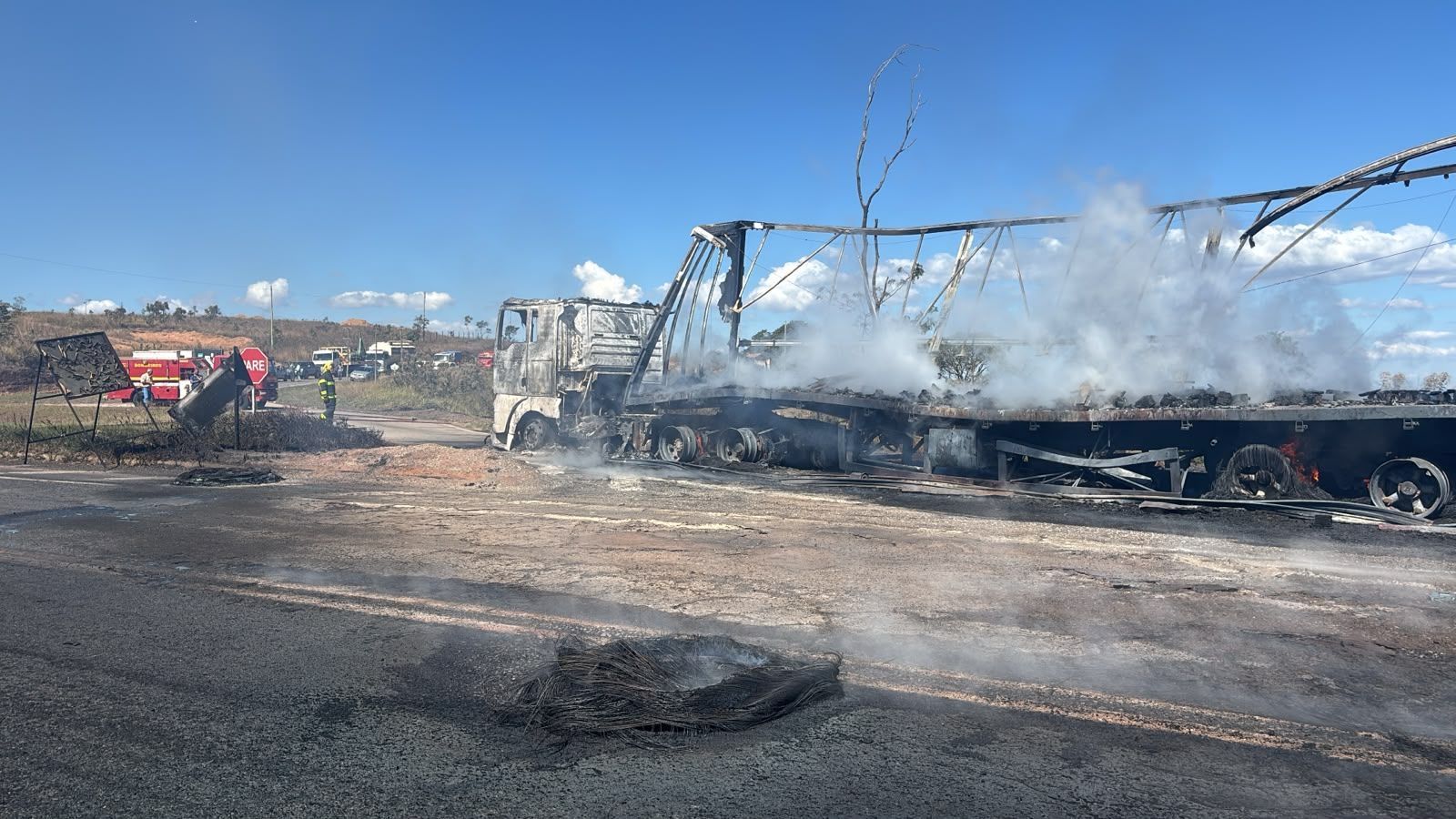Carreta carregada com óleo vegetal pega fogo na BR-262