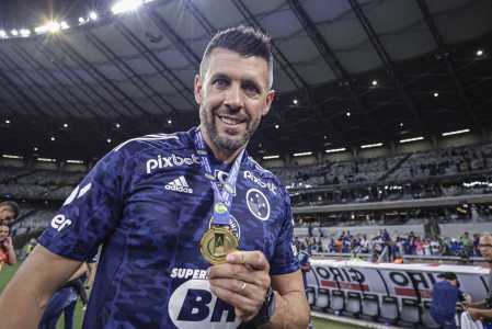 Paulo Pezzolano com medalha de campeão da Série B com o Cruzeiro em 2022 • Cris Mattos/Staff Images/Cruzeiro
