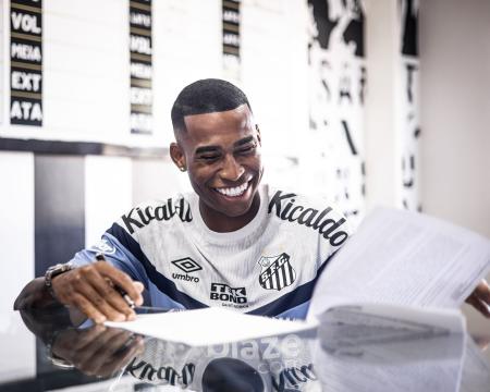 Jean Lucas na assinatura de contrato como jogador do Santos em 2023