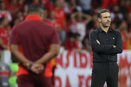 Artur Jorge, atual técnico do Cruzeiro, à frente do Botafogo durante jogo contra o Inter em 2024 • Vitor Silva/Botafogo