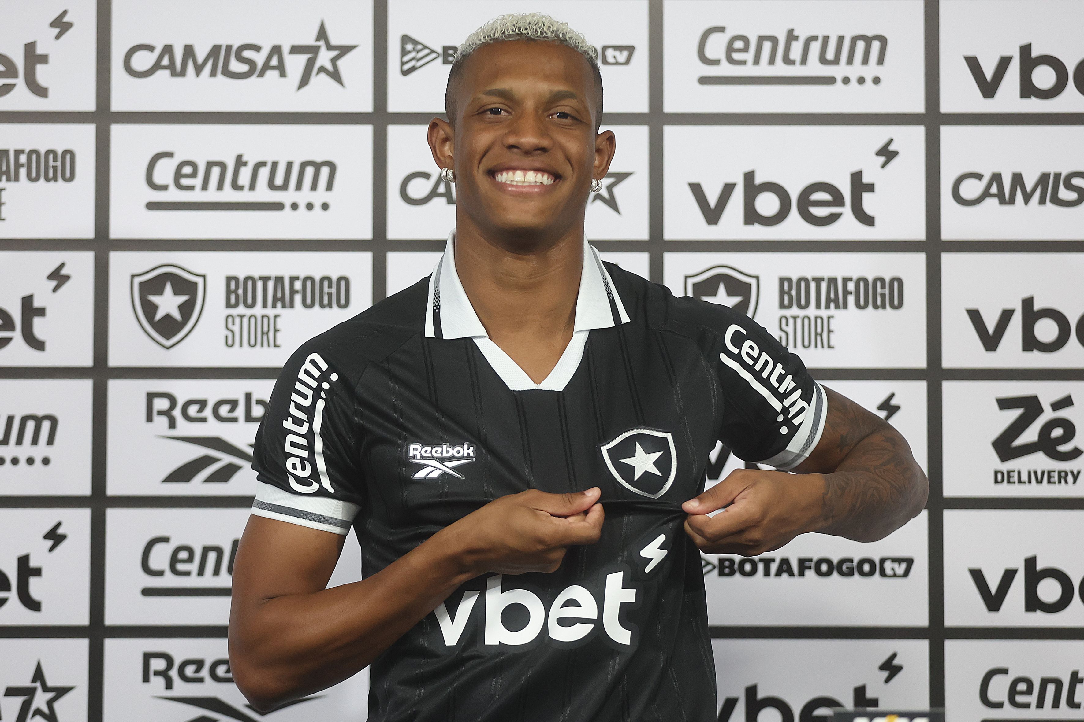 John Textor revela valor de multa rescisória de Danilo, alvo do Palmeiras