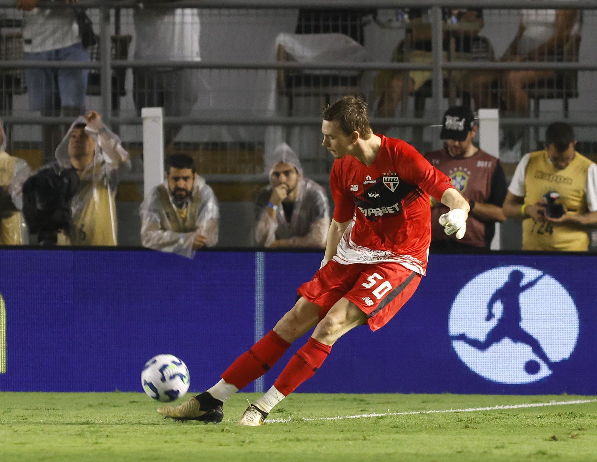 Goleiro encaminha saída do São Paulo e se aproxima de clube português