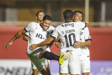 Hulk celebra gol do Atlético com "chute" em Gustavo Scarpa • Pedro Souza/Atlético