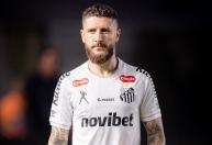 Santos acerta rescisão amigável com Zé Rafael, e volante deixa o clube