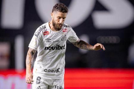 Zé Rafael, volante do Santos