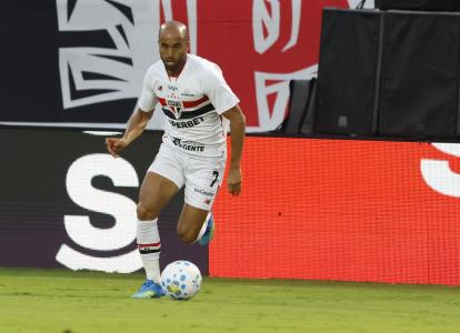Lucas Moura em ação pelo São Paulo contra o Bahia, no início de maio • Rubens Chiri /SPFC