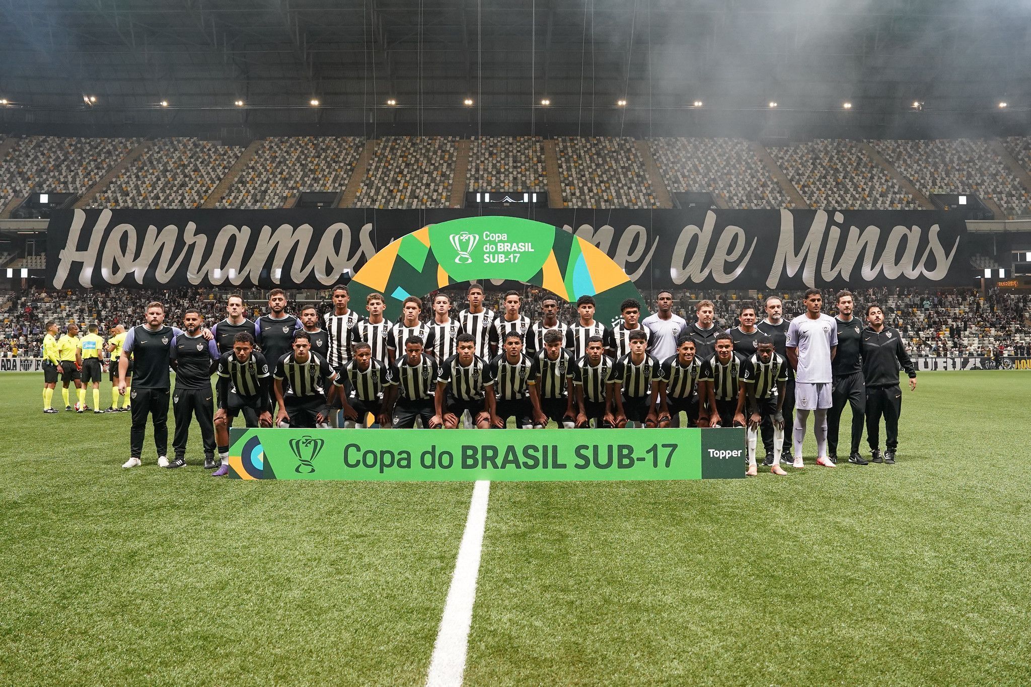 Joia do Atlético celebra 17 anos e tem festa de aniversário com tema Neymar