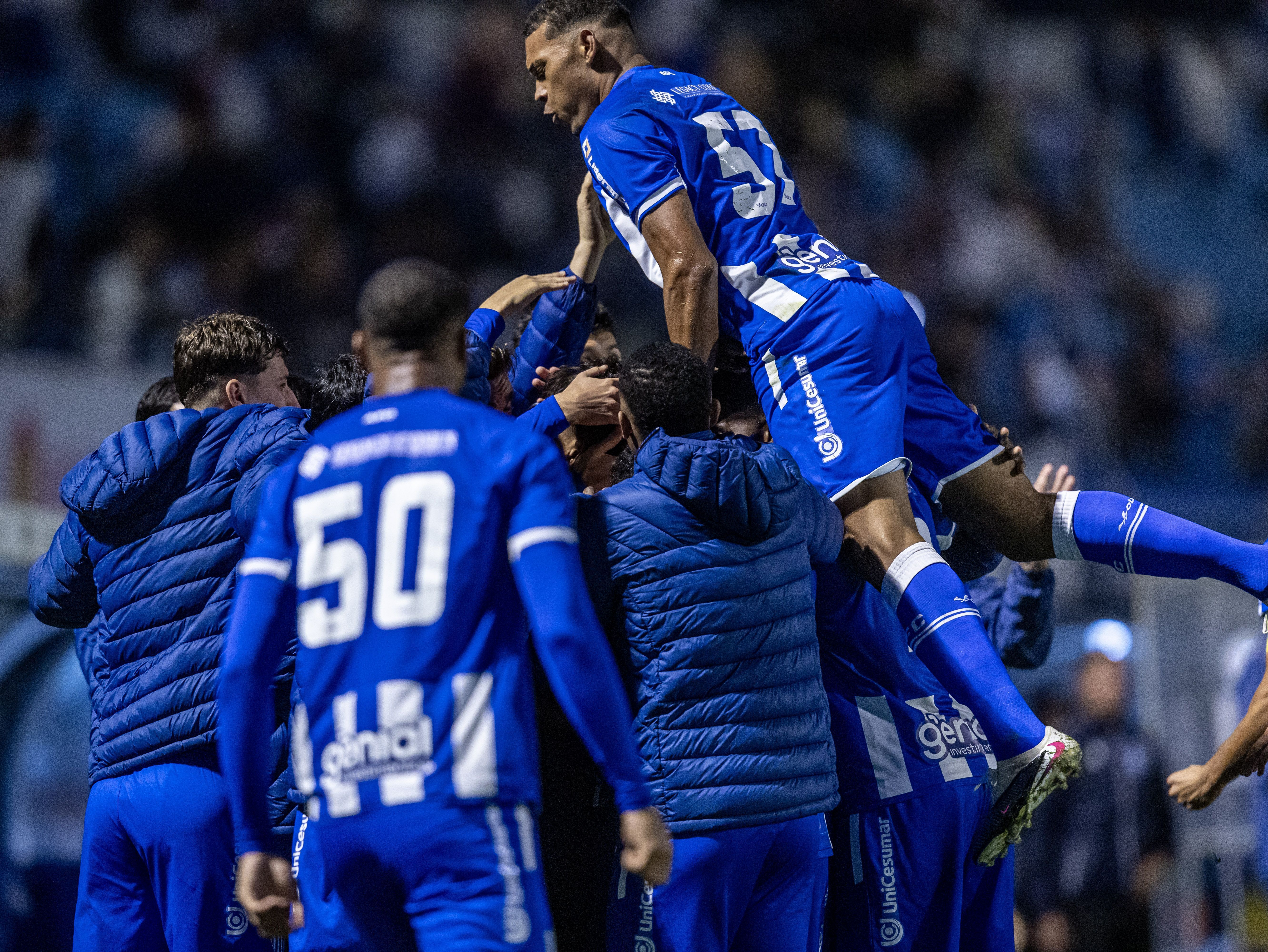 América sofre virada no fim, perde para o Avaí e segue na lanterna da Série B