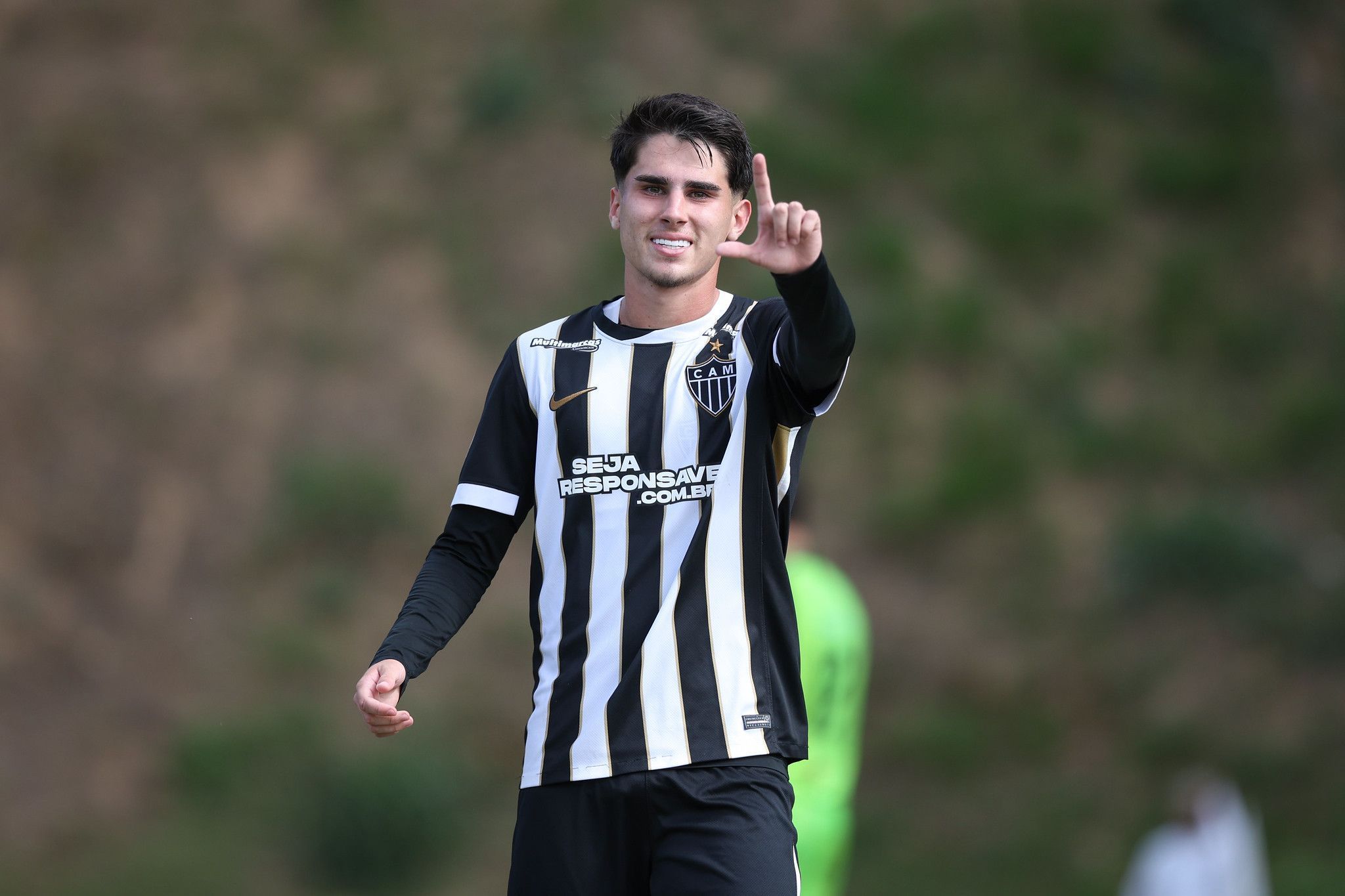 ‘Cria’ do Atlético é relacionado e pode estrear contra o Bahia