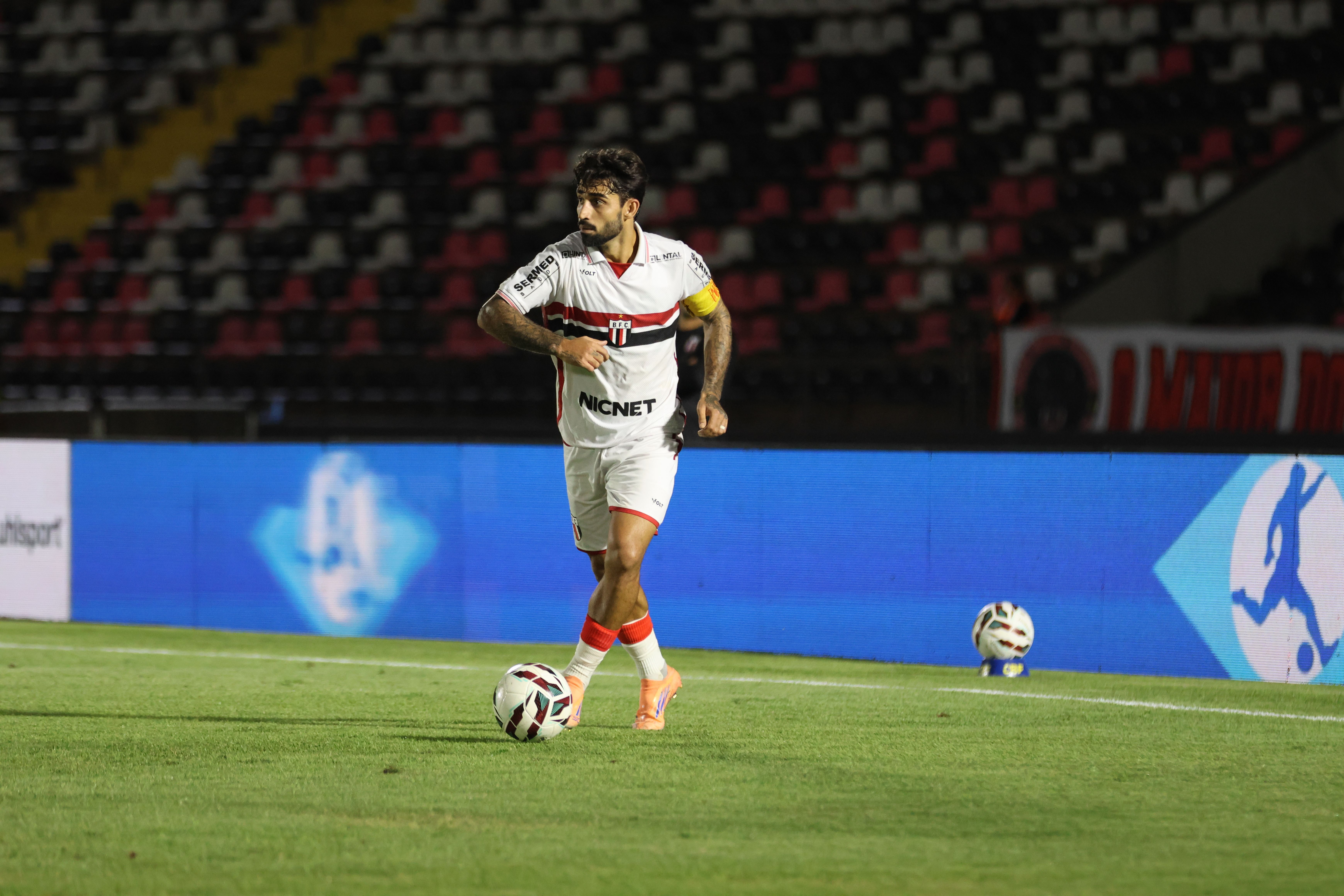 Ex-Cruzeiro marca 'à lá Ronaldinho', Botafogo-SP vence e afunda Avaí no Z4 da Série B