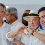 Na Bahia, Lula encontra Wagner e evita falar sobre repercussão do caso Master