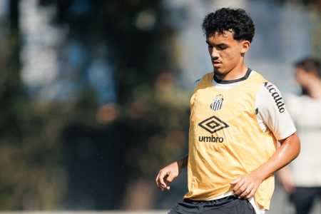 Pepê Firmino em treino no CT Rei Pelé