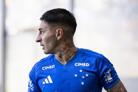Gabriel Rojas estreou pelo Cruzeiro em amistoso contra o Defensor-URU • Gustavo Aleixo/Cruzeiro