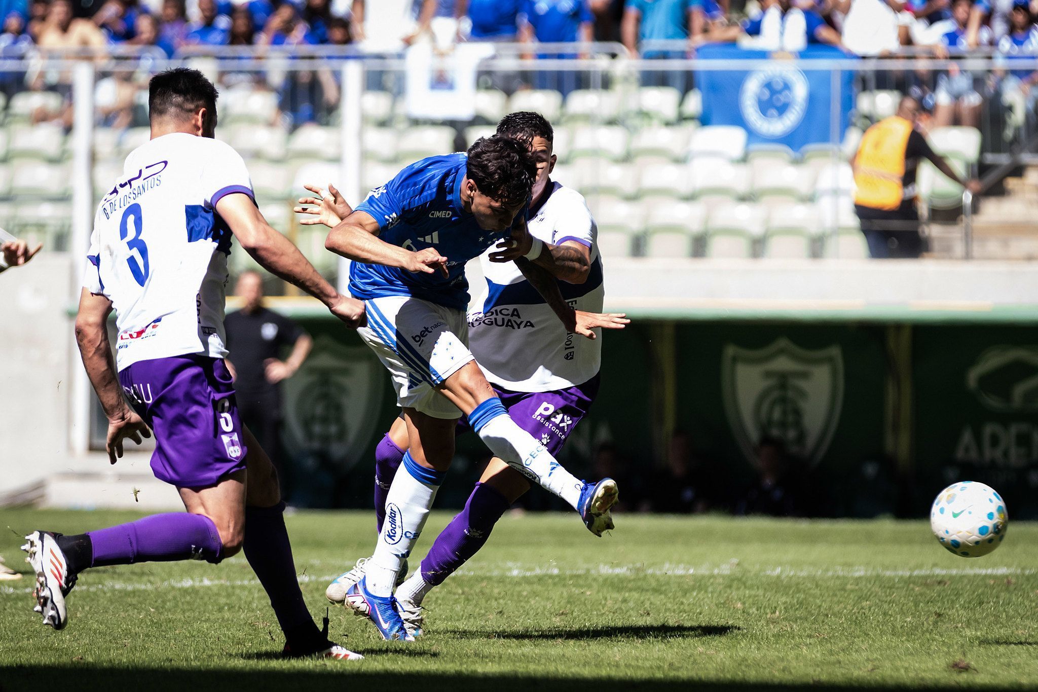 Cruzeiro reencontra a torcida e vence Defensor em amistoso no Independência