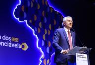 Caiado diz que Milei 'baixou o nível' de convenção de Flávio Bolsonaro