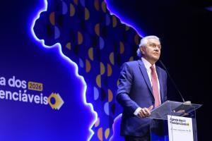 Caiado diz que Milei 'baixou o nível' de convenção de Flávio Bolsonaro