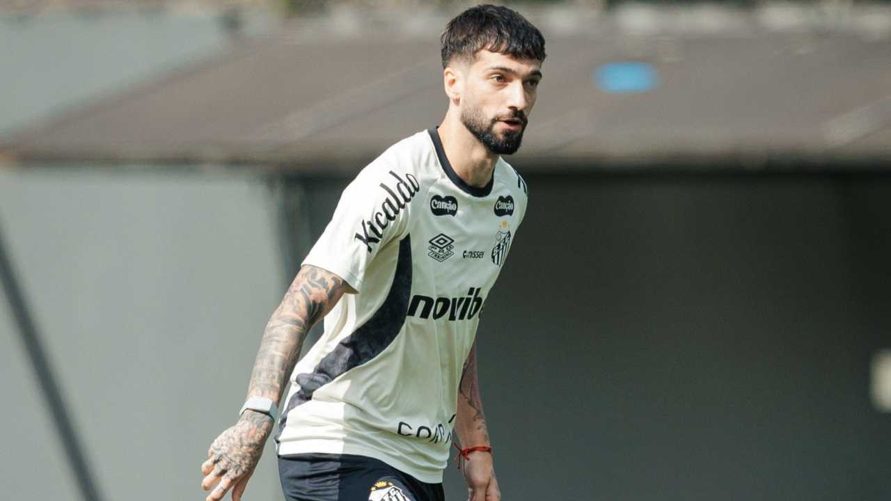 Lautaro Díaz segue treinando no Santos enquanto Racing negocia