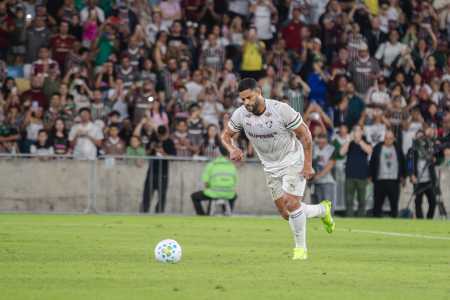 Hulk cobra pênalti em Fluminense x Bahia, em amistoso no Maracanã