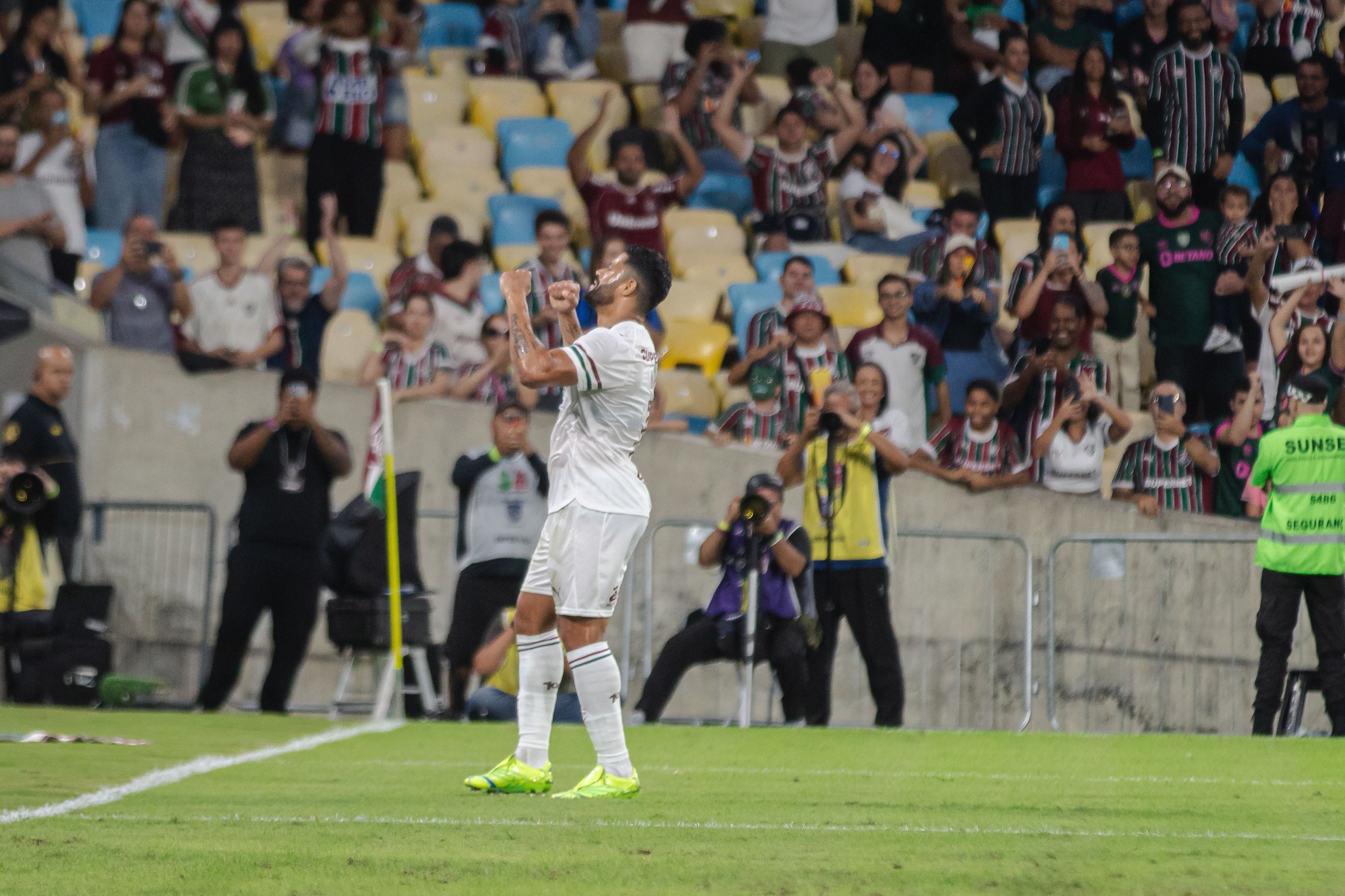 Com brilho de Hulk e Cano, Fluminense vence Bahia em amistoso no Maracanã