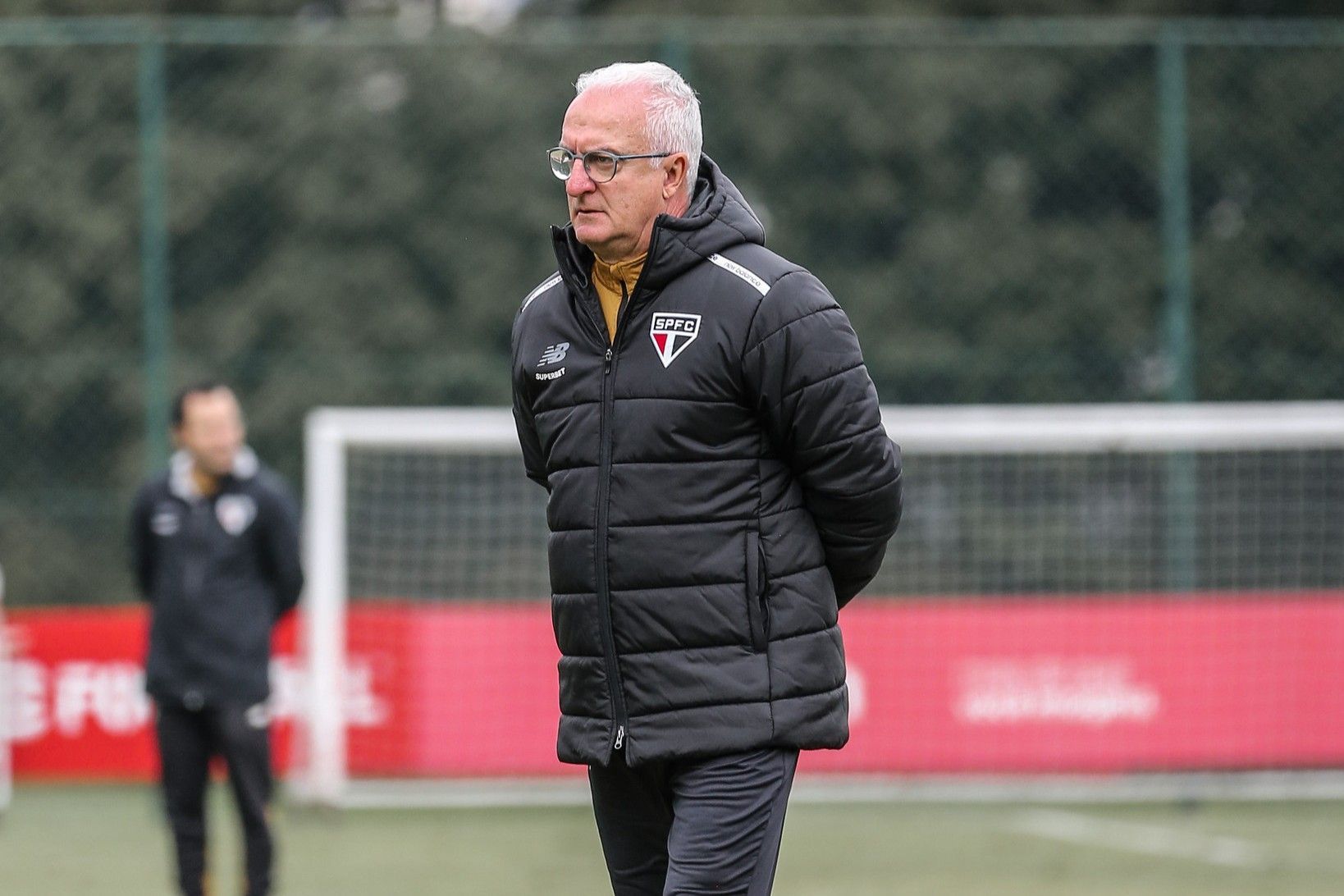 São Paulo integra zagueiro da base ao profissional diante de carência na posição