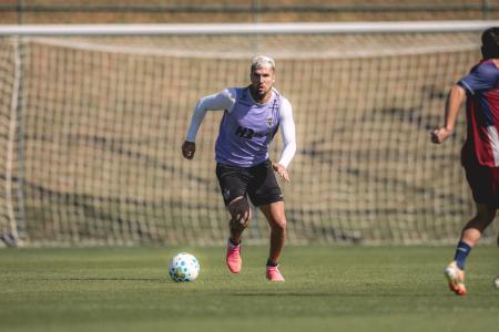 Lyanco em jogo-treino do Atlético contra o Betim na Cidade do Galo
