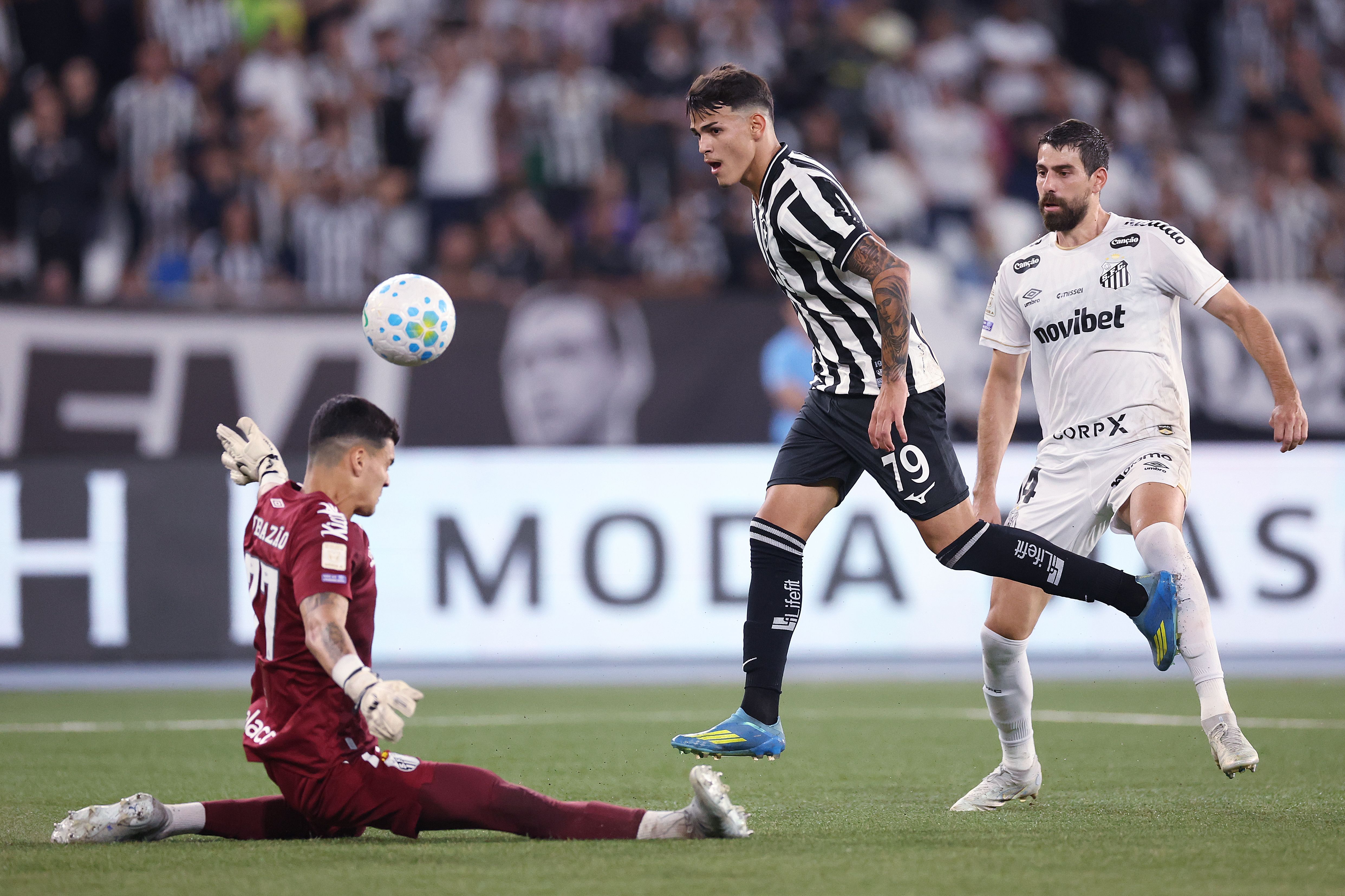 Lucas Emanuel, do Botafogo, é primeiro jogador nascido em 2009 a marcar no Brasileiro