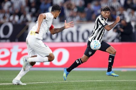 Medina e Lucas Veríssimo em Botafogo x Santos