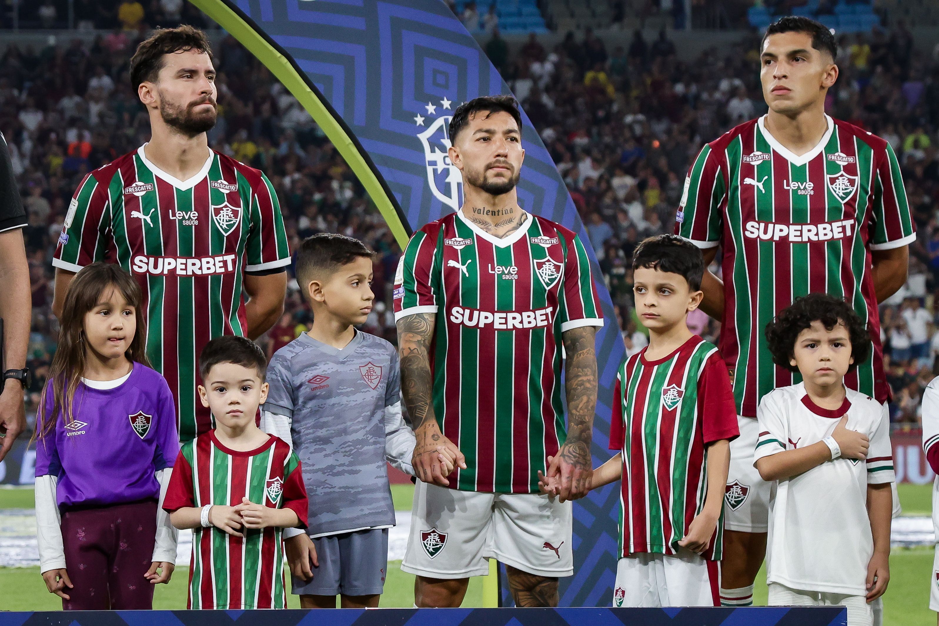 CBF investiga alto volume de apostas em cartão recebido por Acosta, do Fluminense