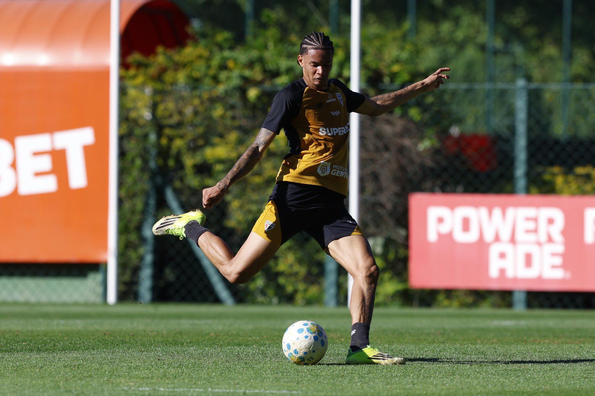São Paulo apresenta reforço enquanto tenta resolver transfer ban