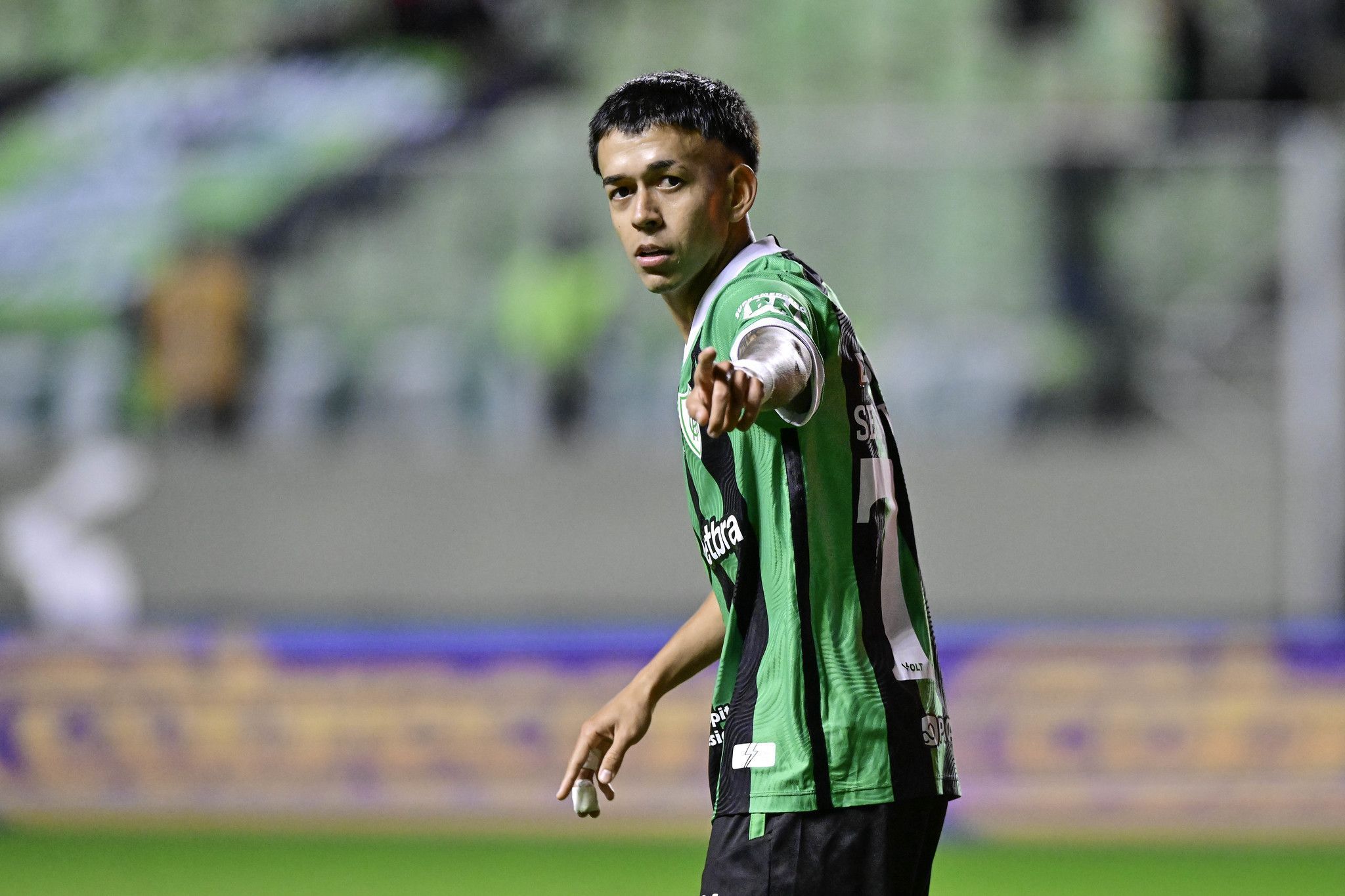 Segovinha reage a gol e comenta 'nova função' após empate do América