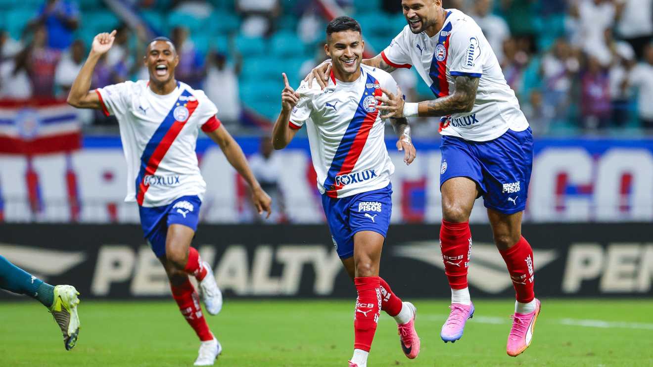 Com pênalti polêmico, Bahia vence a Chapecoense em jogo atrasado da Série A