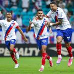 Com pênalti polêmico, Bahia vence a Chapecoense em jogo atrasado da Série A