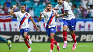 Com pênalti polêmico, Bahia vence a Chapecoense em jogo atrasado da Série A