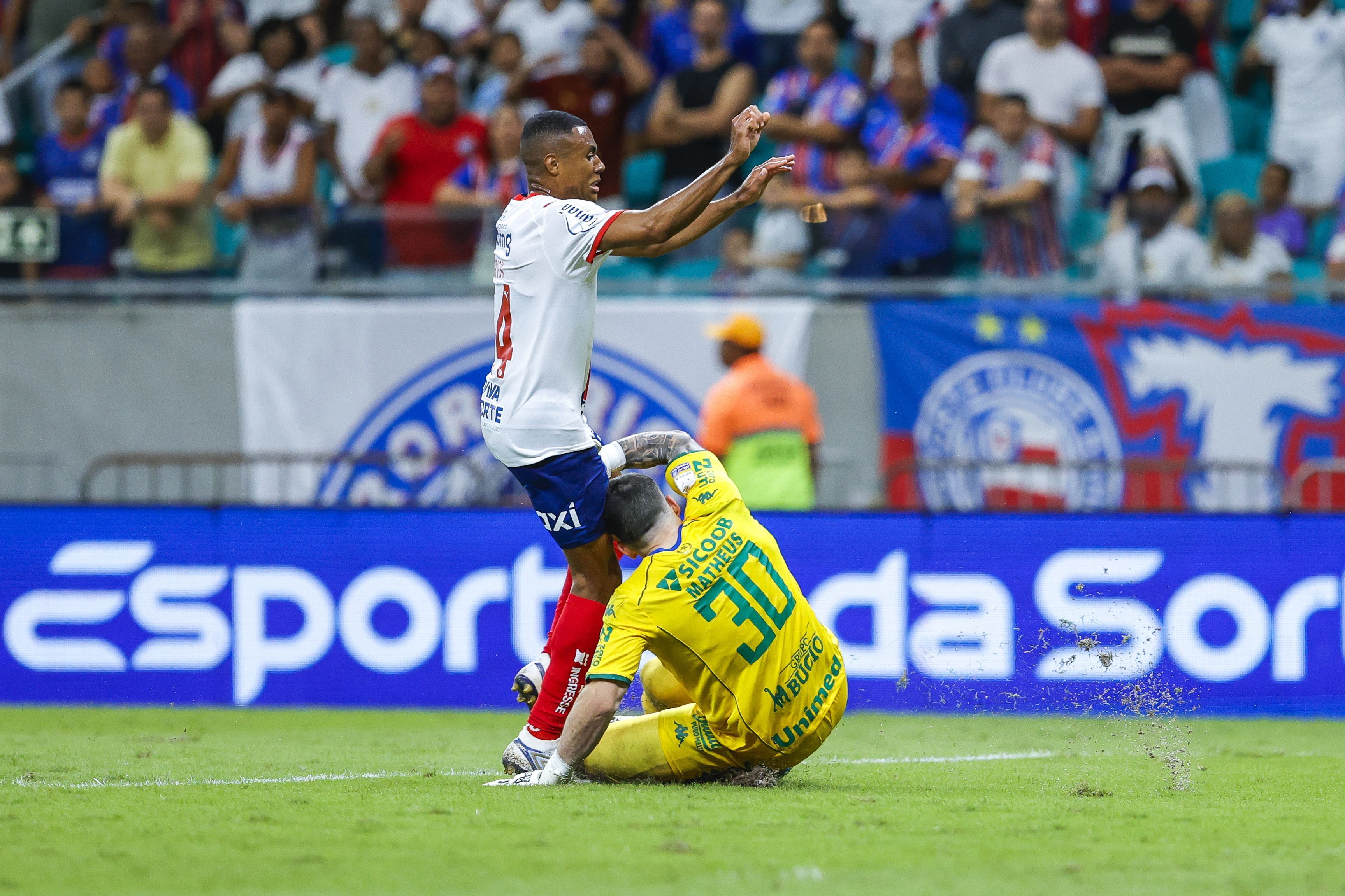 Capitão do Bahia elogia atuação em vitória contra Chape após ‘baques’ no pré-Copa