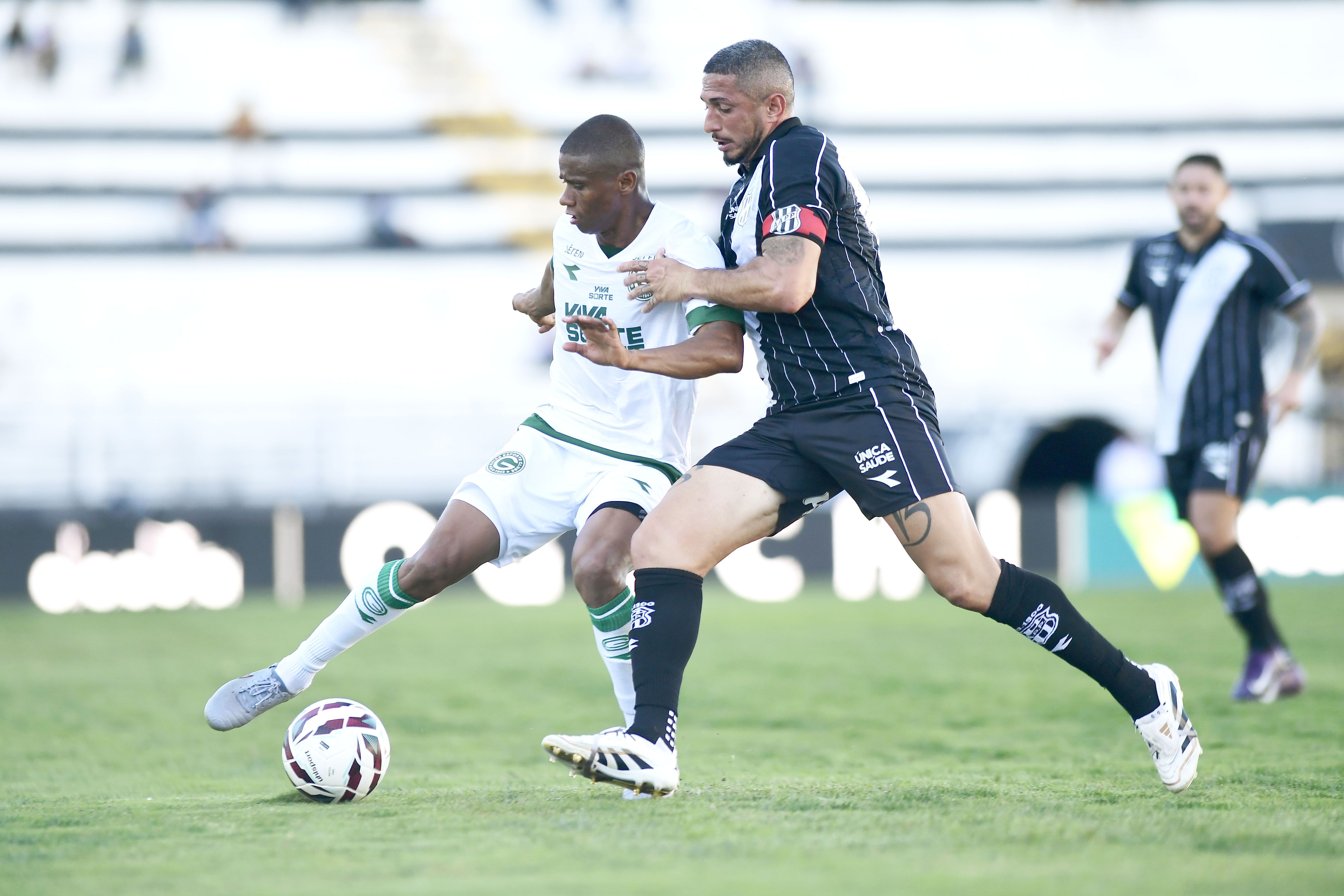 Destaque marca dois, Goiás vence Ponte Preta e segue na briga pelo G6 da Série B