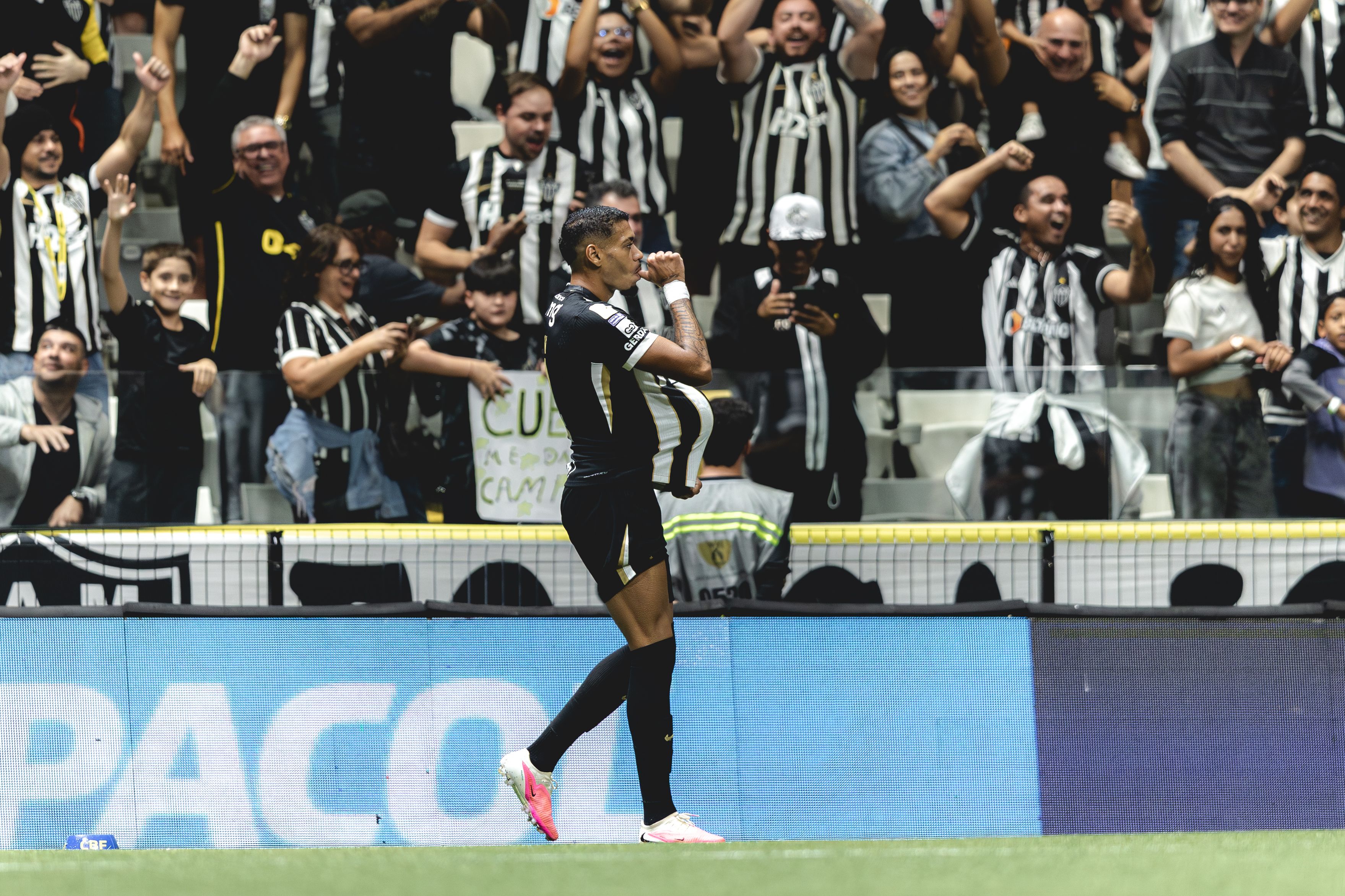 Ruan Tressoldi anuncia gravidez em comemoração de gol do Atlético contra o Bahia