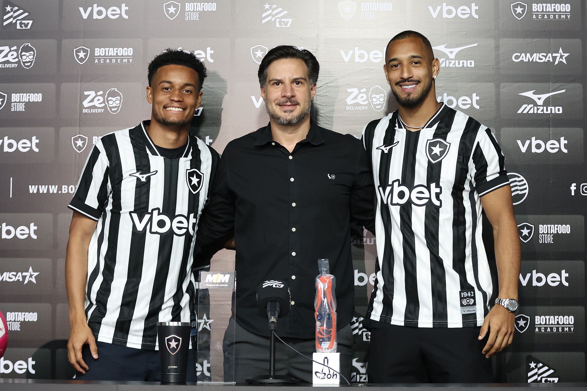 Paulinho e Lucas Monzón são apresentados no Botafogo: 'Maravilhoso'