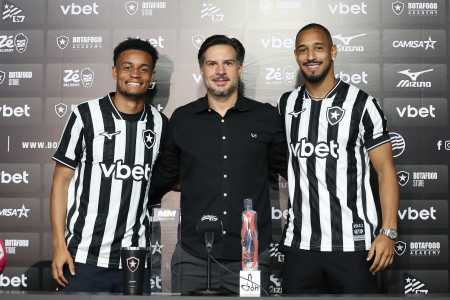 Paulinho, o diretor Léo Coelho e Lucas Monzón posaram para fotos