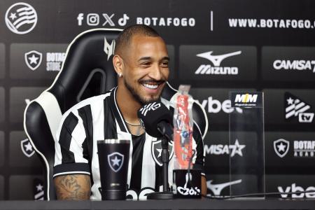 Lucas Monzón foi apresentado, mas ainda não estreou pelo Botafogo