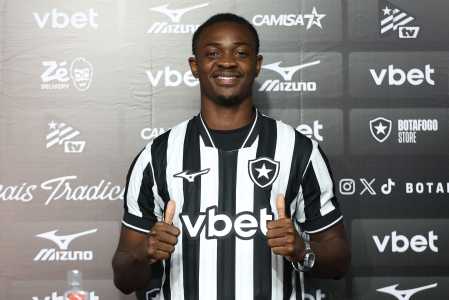 Domingos Andrade foi o quinto jogador apresentado pelo Botafogo nesta quarta-feira