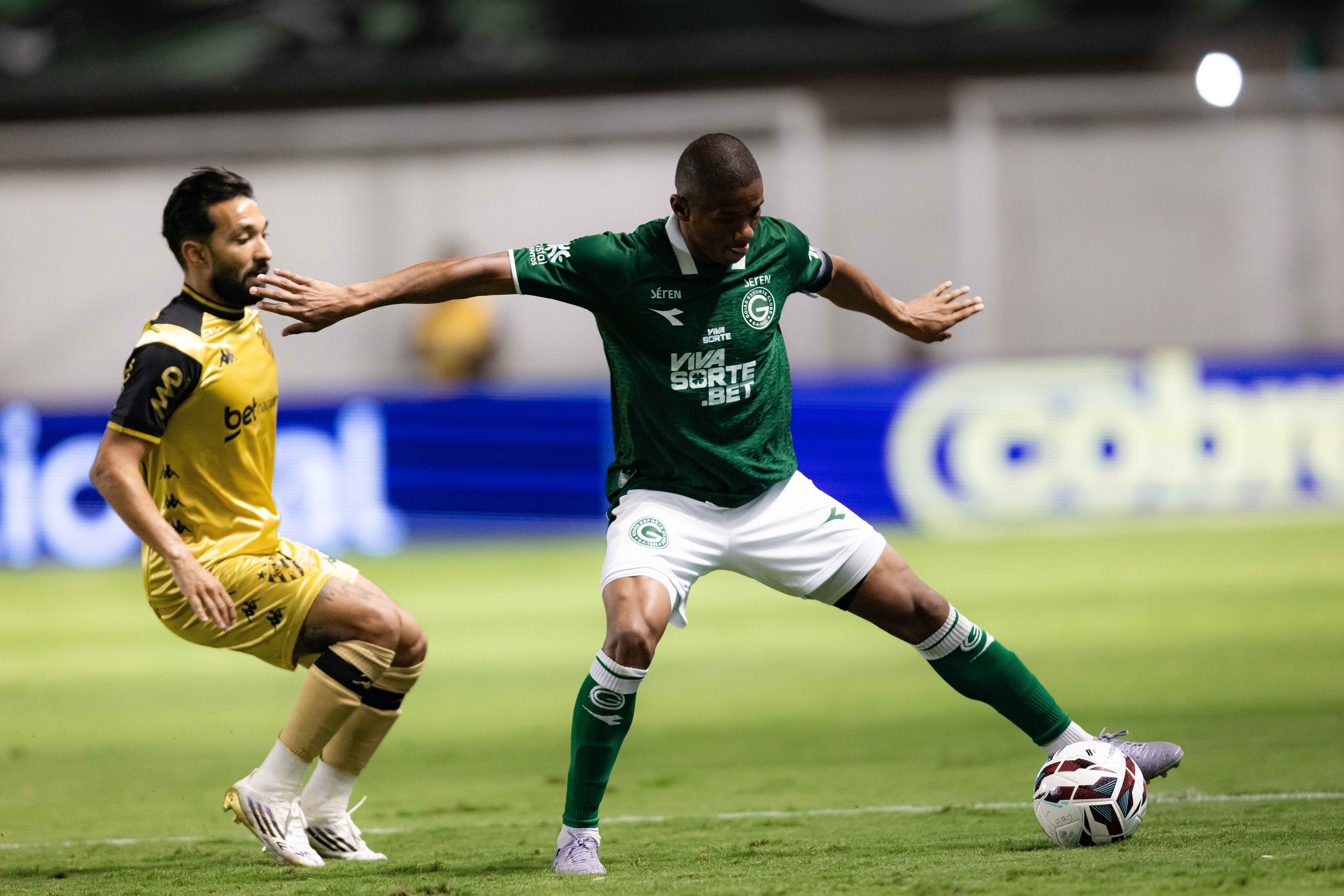 Goiás marca no fim e arranca empate com Sport em confronto direto pelo G6 da Série B