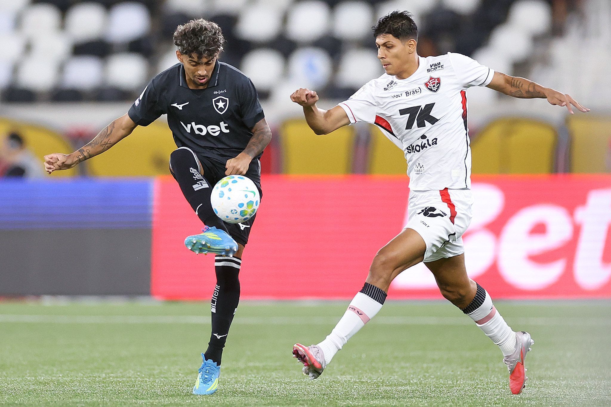 Lucas Arcanjo fecha o gol, e Botafogo e Vitória empatam pelo Brasileirão