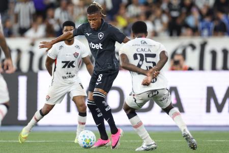 Danilo em ação pelo Botafogo contra o Vitória