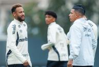 Neymar treina como titular e deve atuar em Santos x Chapecoense; veja provável time