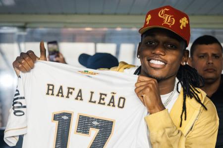 Rafael Leão assiste jogo do Santos na Vila Belmeiro