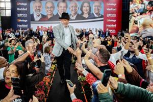 Lula diz que adversários não possuem ‘biografia’ e vão usar ‘IA para mentir’