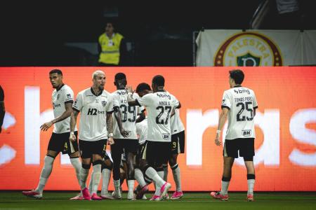 Jogadores do Atlético celebram gol sobre o Palmeiras