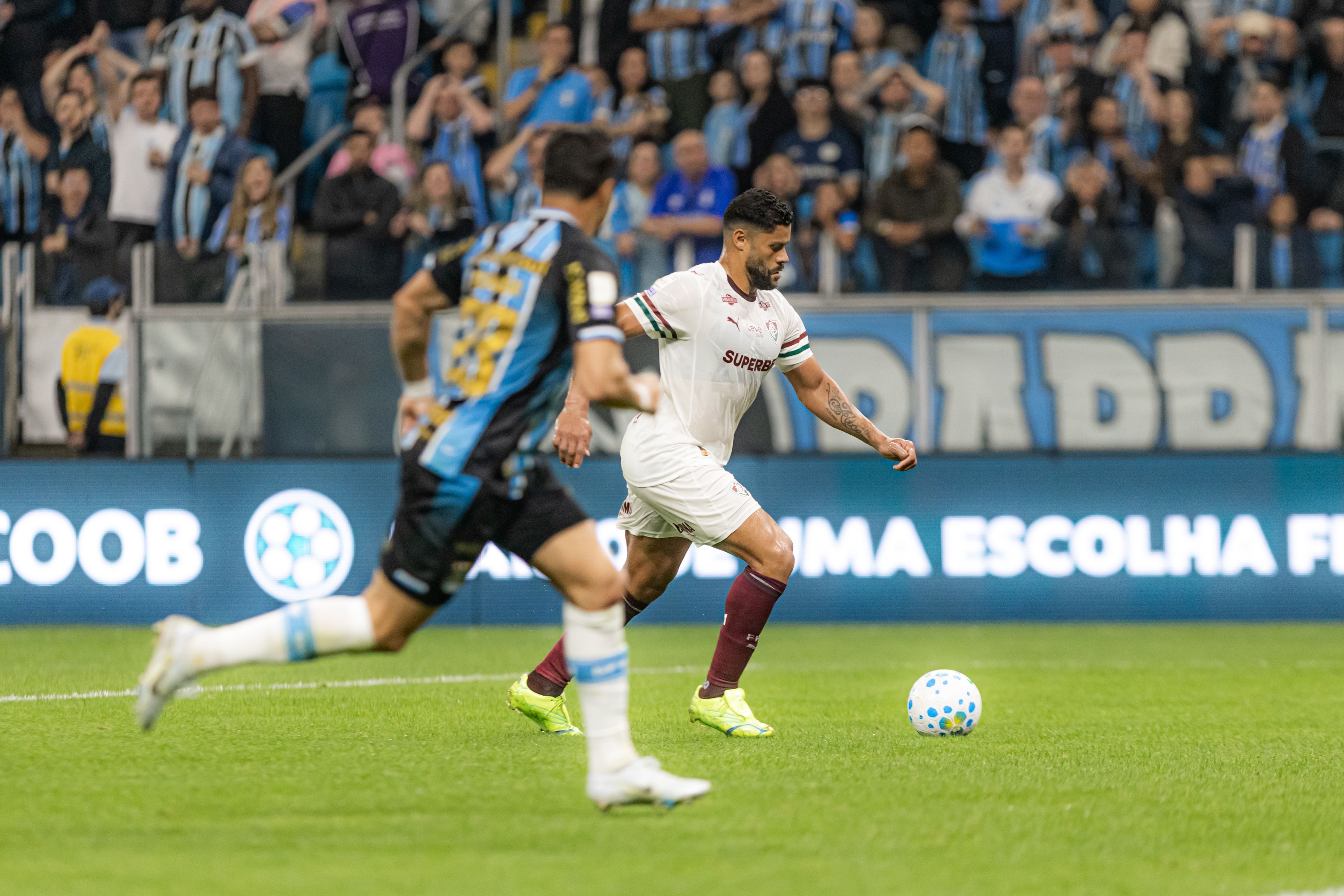 Aniversariante, Hulk marca primeiro gol oficial pelo Fluminense no Brasileiro
